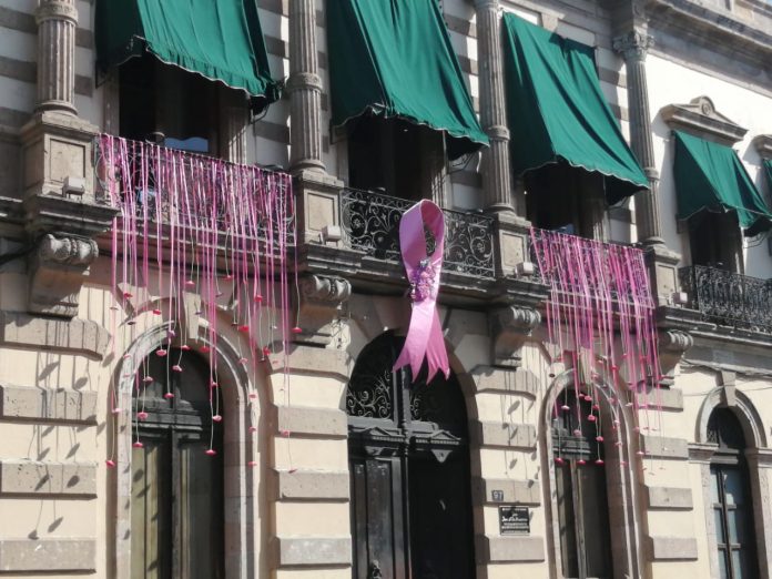 Colocan adornos rosas en Palacio Legislativo en la lucha por el Cáncer de Mama