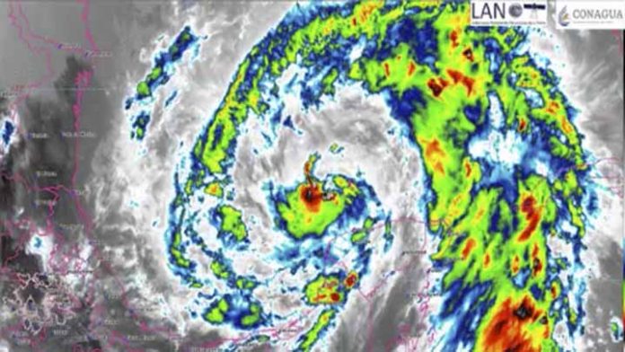 La tormenta tropical “Zeta” se mantiene sobre costas mexicanas