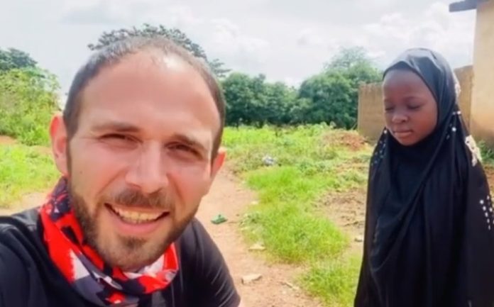 VIDEO: La emocionante reacción de una niña huérfana de Nigeria al recibir su primera muñeca