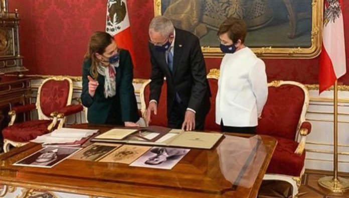 Beatriz Gutiérrez va a Austria para intentar traer el Penacho de Moctezuma