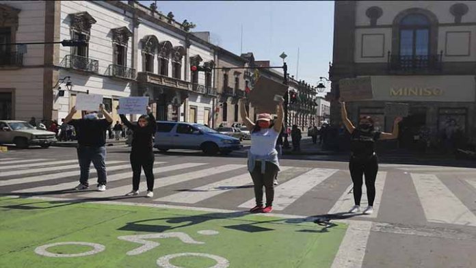 Con mensajes en cartones jóvenes buscan concientizar a la ciudadanía para una mejor convivencia.