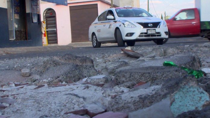 Vecinos molestos por el mal estado de las calles en la colonia Villas Del Real