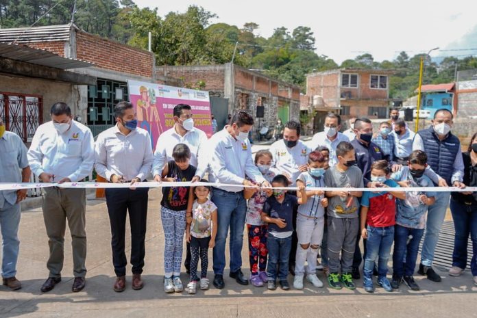 Entrega Miguel Paredes pavimentación en la colonia Plan de Ayala