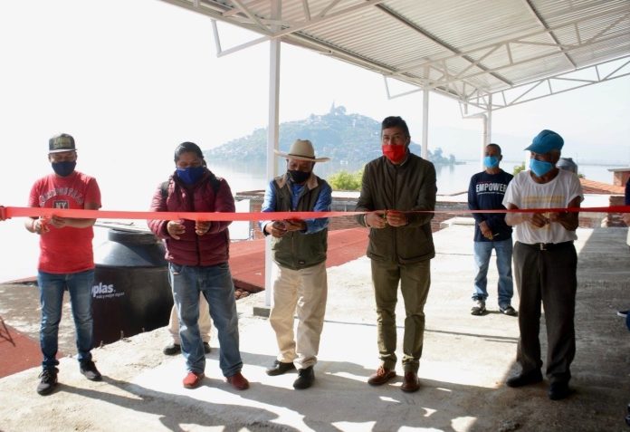 Inaugura Víctor Báez techumbre en cancha deportiva de la Isla Tecuena