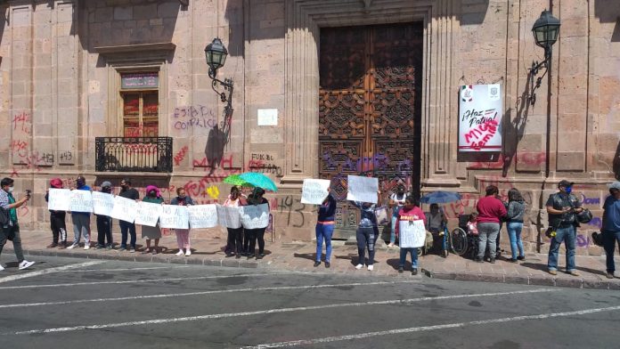 Padres desalojados del Albergue del Hospital Infantil se manifiestan