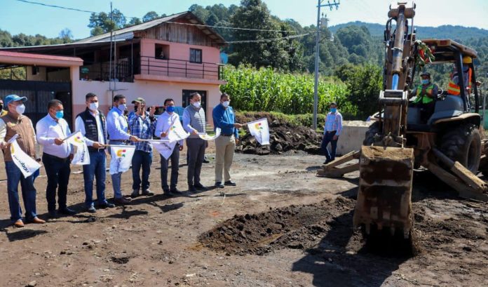 Miguel Paredes marcó el arranque de la construcción de la plaza de La Basilia por 2 MDP