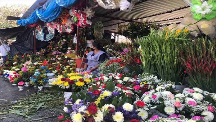 Por cierre de panteones, vendedores de flores bajan sus ventas en hasta 90 por ciento