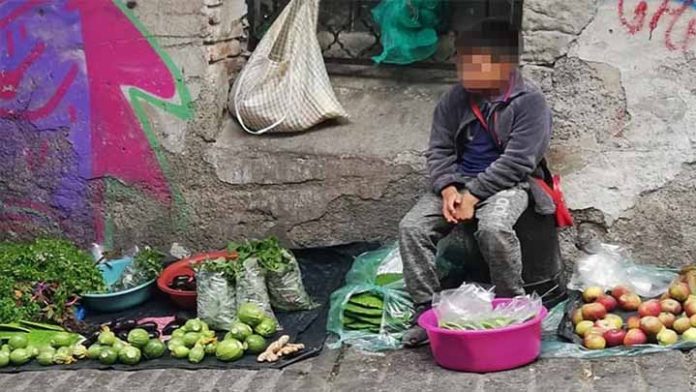 Obligaban a niño a vender nopales, le pegaban si no los vendía
