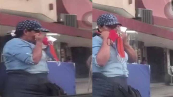 Captan a mujer limpiándose la nariz con los cubrebocas que vende