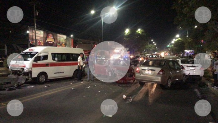 Dos heridos deja choque de cinco autos en Madero Poniente