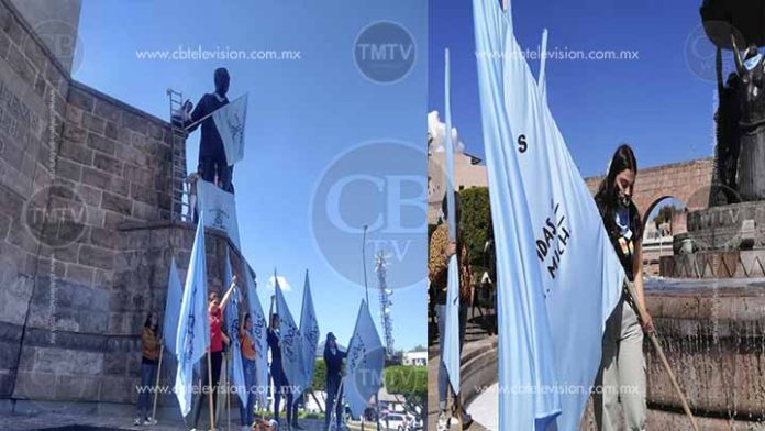 Providas colocan pañuelos en monumentos en Morelia