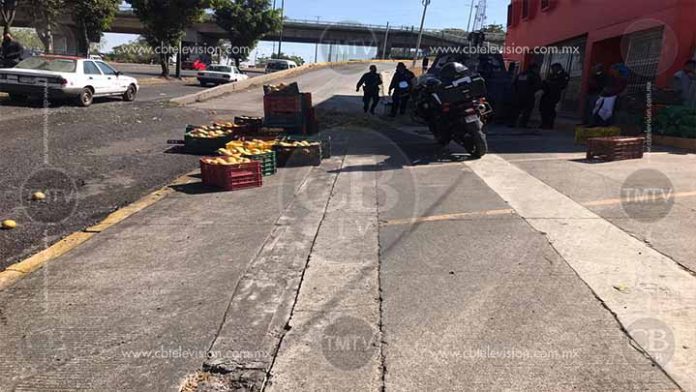 Vuelca camioneta con toronjas en el periférico de Morelia