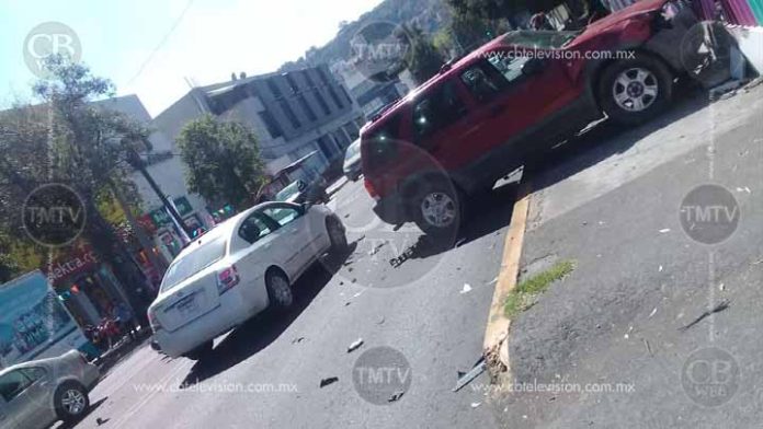 Choca camioneta y casi se mete al Dif de Morelia