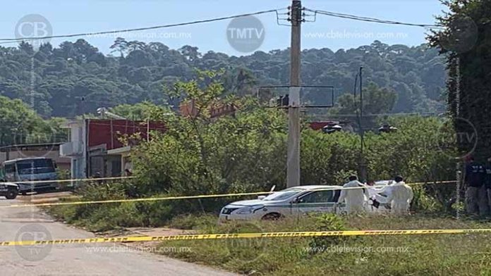 Encajuelan a pareja en un taxi de Uruapan