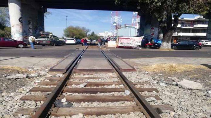 Liberan bloqueos en las vías férreas en Morelia