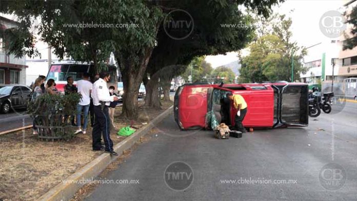 Vuelca camioneta en avenida Camelinas a unos pasos del IMSS