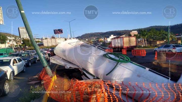 Vuelca pipa en las obras de salida a Mil Cumbres