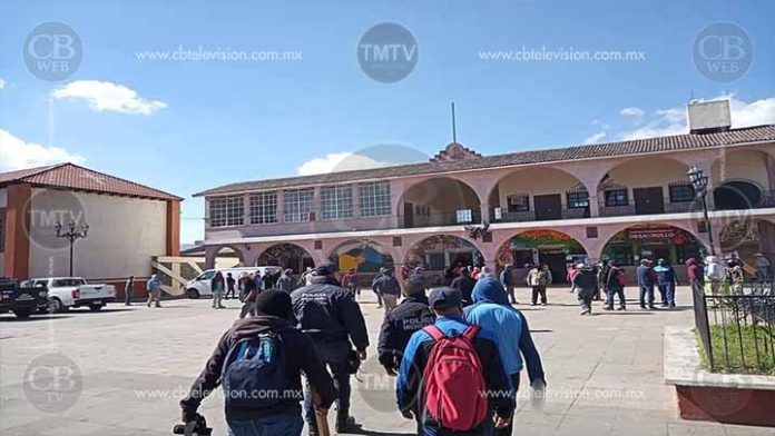Comuneros de Arantepacua secuestran policías