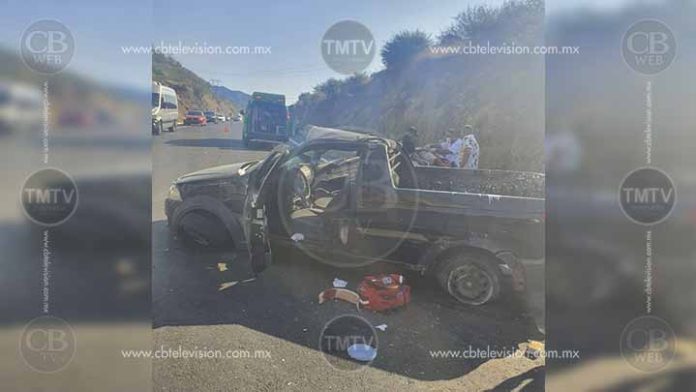 Vuelca camioneta y tres personas terminan heridas
