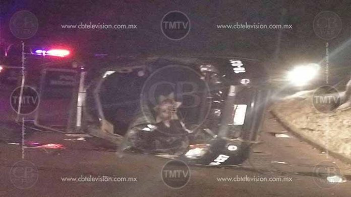 Vuelca patrulla y mueren dos policías en Tangancícuaro
