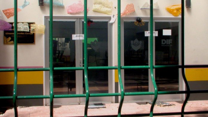 Después de 5 días, papás del Albergue del Hospital Infantil permanecen fuera de las instalaciones