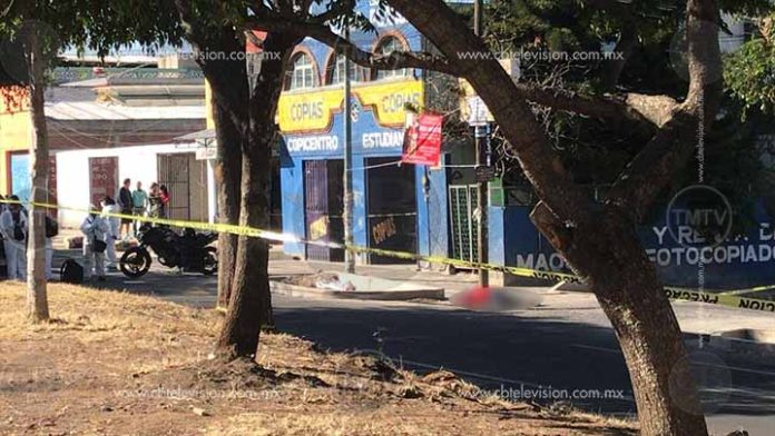 Matan a balazos a un hombre frente a la puerta de la UMSNH