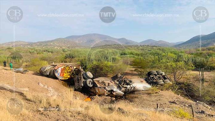 Vuelca pipa cargada con aceite en la autopista siglo XXI