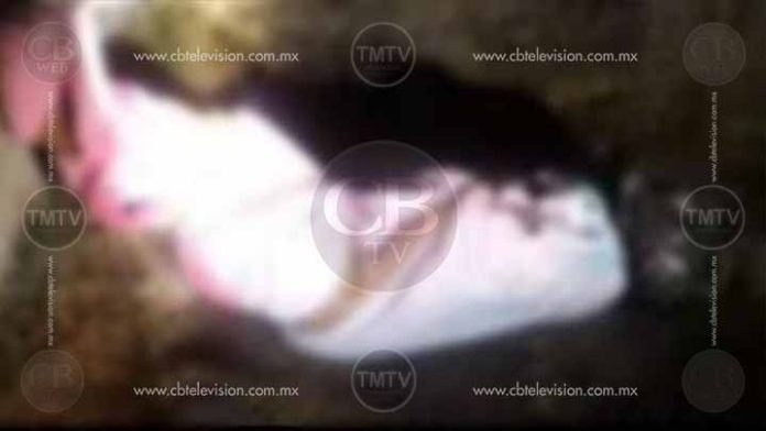 Abandonan un encobijado afuera del panteón de San Juan Evangelista