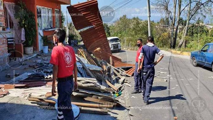 Camioneta se lleva poste de CFE y fachada de una casa