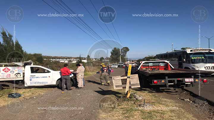 Vuelca camioneta con cilindros de gas LP al poniente de Morelia Vuelca camioneta con cilindros de gas LP al poniente de Morelia