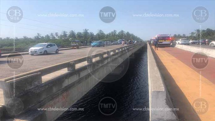 Por brincar de un puente a otro se cae a los cocodrilos