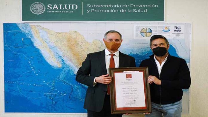 Recibe Hugo López-Gatell reconocimiento del Cabildo de Pátzcuaro de manos de Víctor Báez
