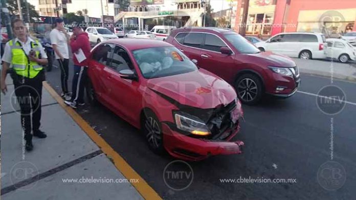 Colisiona moto y auto en la avenida Camelinas