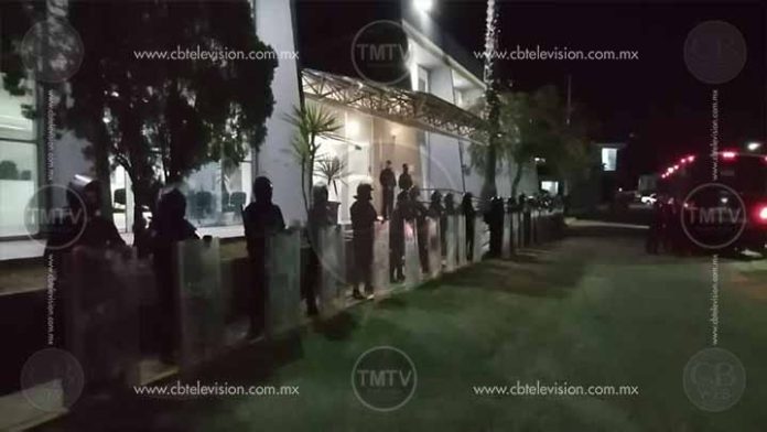Resguarda UROP la FGE tras el ingreso de 66 jóvenes arrestados en la pista de Occidente