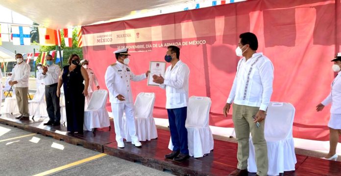 En conmemoración del Día de la Armada de México, Víctor Báez entrega reconocimiento