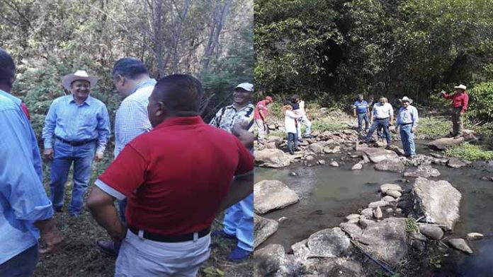 Recorre Feliciano Flores canal de riego en Zicuirán