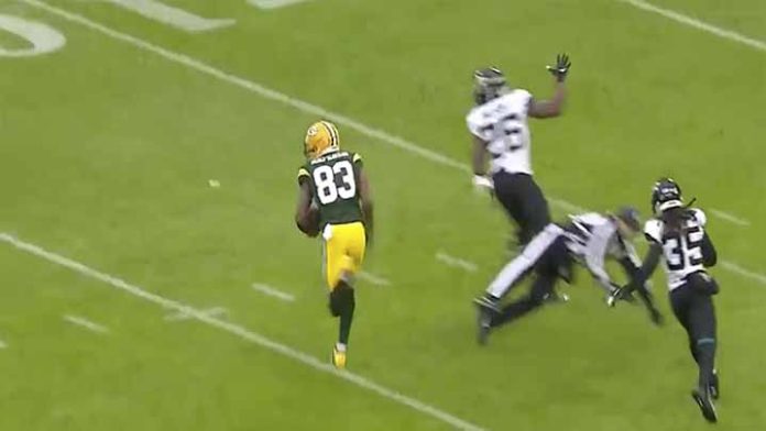 Arbitro termina tacleado durante el partido de Green Bay vs Jacksonville