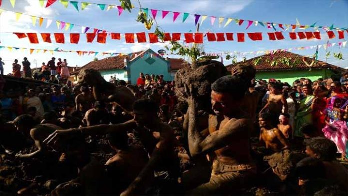 Como parte de sus festividades en India se lanzan excremento de vaca