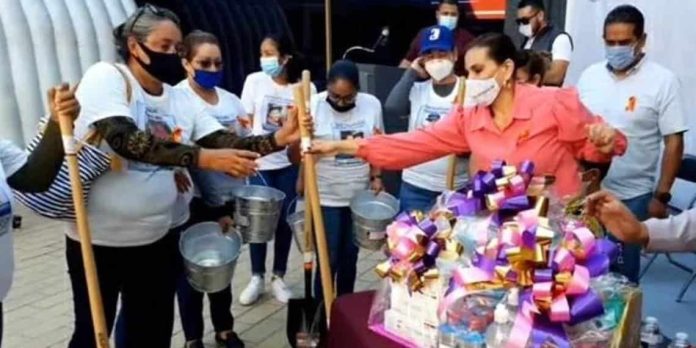Funcionaria regala palas a madres de desparecidos y la apodan #LadyPalas
