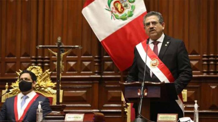 Manuel Merino renuncia a la presidencia de Perú, tras múltiples protestas