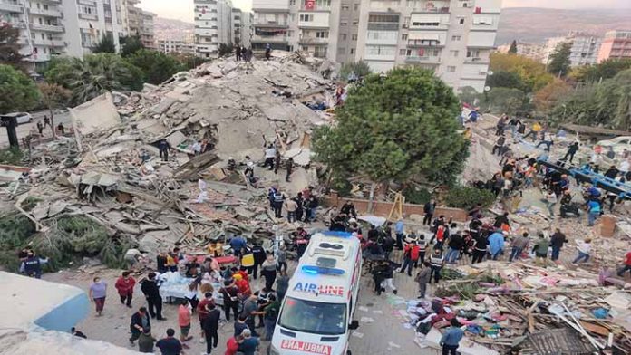 Hasta el momento se reportan 62 fallecidos y 104 personas rescatadas con vida, tras temblor en Turquía