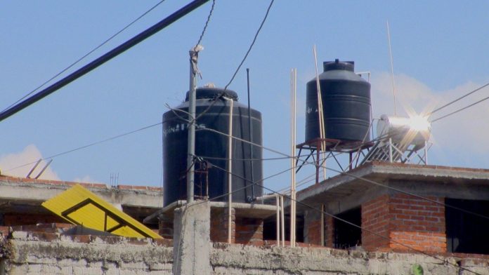 Vecinos sin agua potable en la colonia Primo Tapia