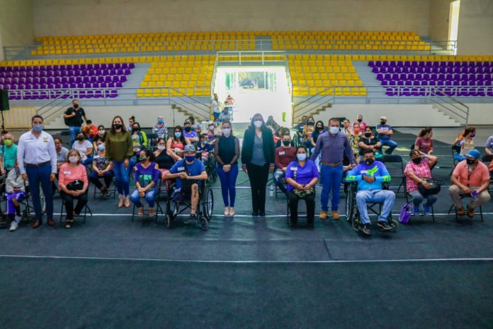 Entregan DIF Municipal y DIF Estatal Becas a Personas con Discapacidad