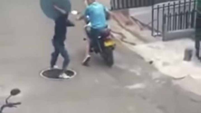 Presunto ladrón cae en un pozo mientras intentaba llevarse la tapa de la alcantarilla