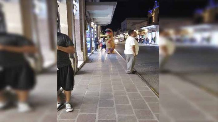 Captan a Dinosaurio caminando en las calles de Morelia