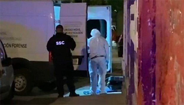Detienen a adolescente que arrastraba una maleta con restos humanos en CDMX