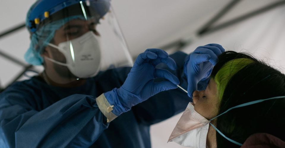 Un médico del kiosko Covid-19, recien instalado en el Parque Cañitas en Miguel Hidalgo, aplica la prueba a una joven con síntomas de Covid-19.