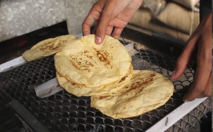 as autoridades federales determinaron que el precio de la tortilla debería mantenerse sin cambio por lo menos hasta mediados del siguiente año