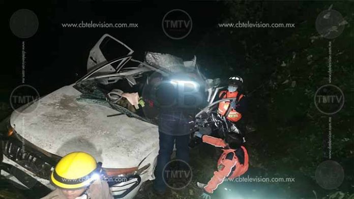 Cae con su camioneta a barranco en la libre a Pátzcuaro