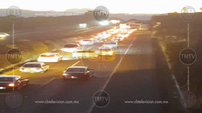 Normalistas bloquean la carretera Morelia-Pátzcuaro